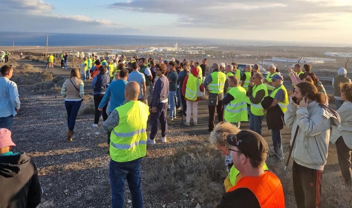 Protesta de ciudadanos en contra del macrocentro de migrantes en Güime, en el municipio de San Bartolomé.