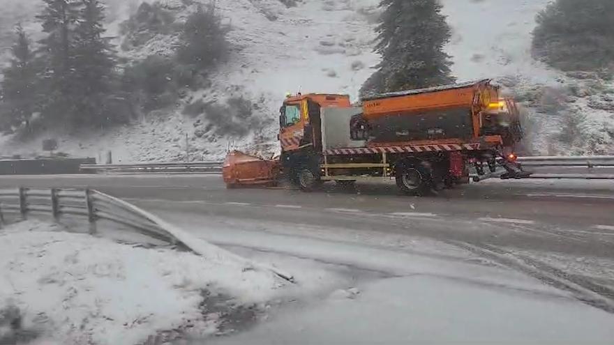VIDEO: Así se circula por Pajares tras la llegada del temporal de nieve a Asturias