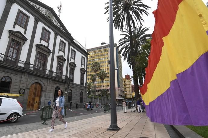 17-07-19 CANARIAS Y ECONOMIA. PARQUE DE SAN TELMO. LAS PALMAS DE GRAN CANARIA. Manifestacion, concentracion y despliegue de la bandera republicana delante del Palacio Militar. Fotos: Juan Castro.  | 17/07/2019 | Fotógrafo: Juan Carlos Castro