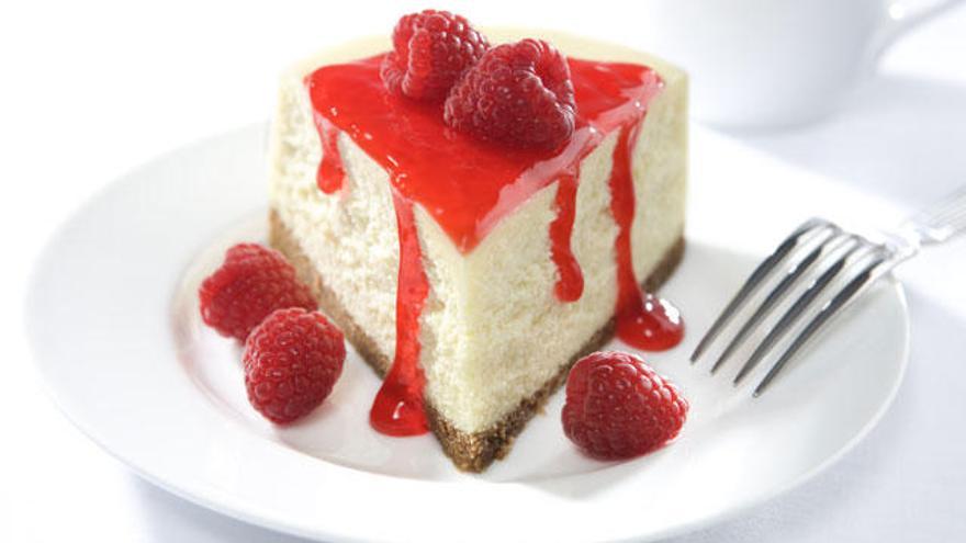 Una deliciosa tarta de queso con mermelada de fresas.