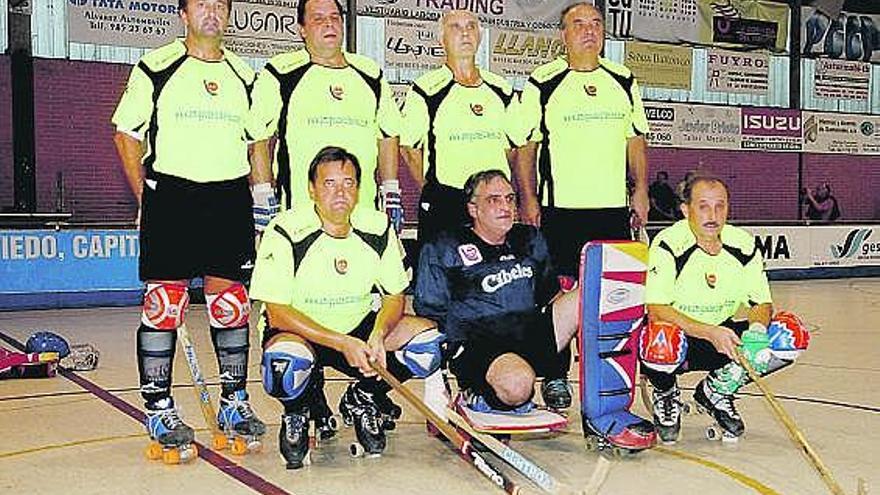 Integrantes del equipo de veteranos del Club Patín Cibeles, ayer, antes del partido de homenaje a Francis.