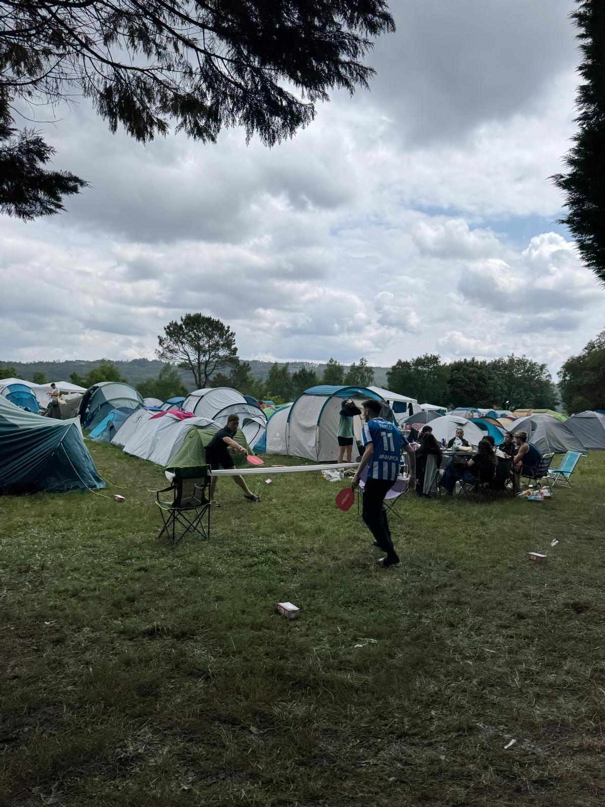 Unos vecinos del camping se montaron una pista de pickeball improvisada