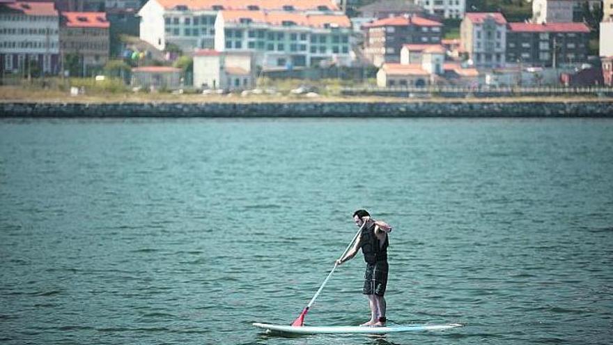 Un practicante de «paddle» surf, en el río Nalón / pulido