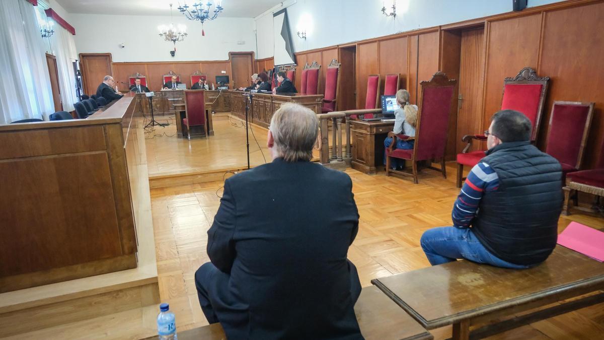 Dos de los acusados en el banquillo de la Audiencia de Badajoz en noviembre, cuando se suspendió el juicio.
