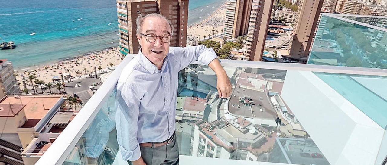 Un verso suelto entre rascacielos de Benidorm