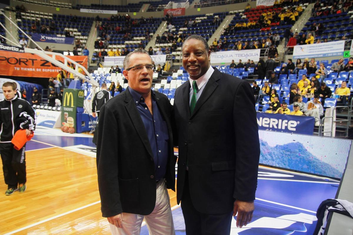 Chuchi Arencibia, junto a Audie Norris, en una visita del Barça al Santiago Martín