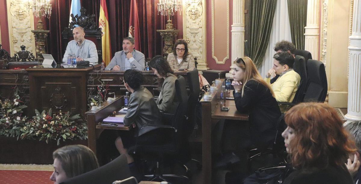 Un momento del inicio de la sesión de ayer, que finalmente no pudo ser convocada. | IÑAKI OSORIO