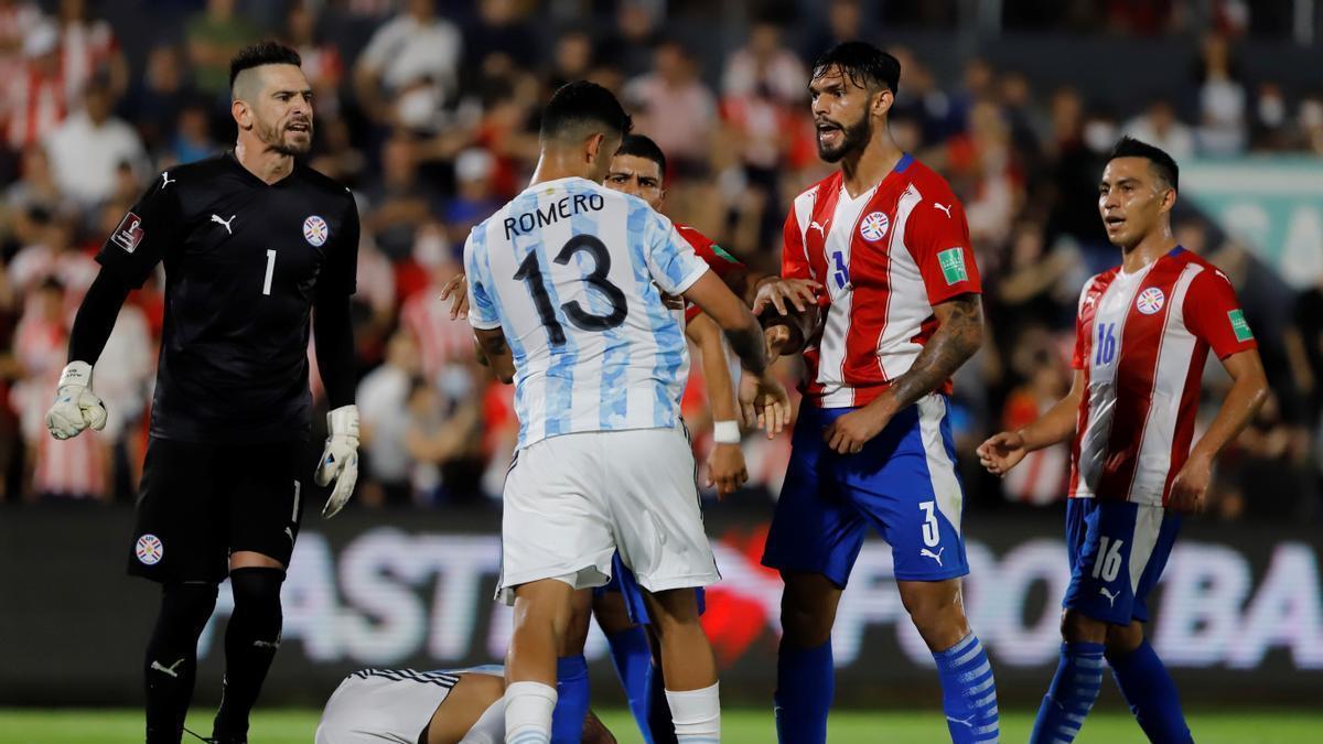 El defensa de Mestalla se encara con Cristian Romero tras un lance del juego.