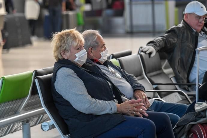 26-03-20  GRAN CANARIA. AEROPUERTO DE GRAN CANARIA. INGENIO TELDE. . Efecto del Covid-19 en el Aeropuerto de Gran Canaria, plataforma de aparcamiento de aviones vacía, últimos turistas y últimos en llegar.  Fotos: Juan Castro.