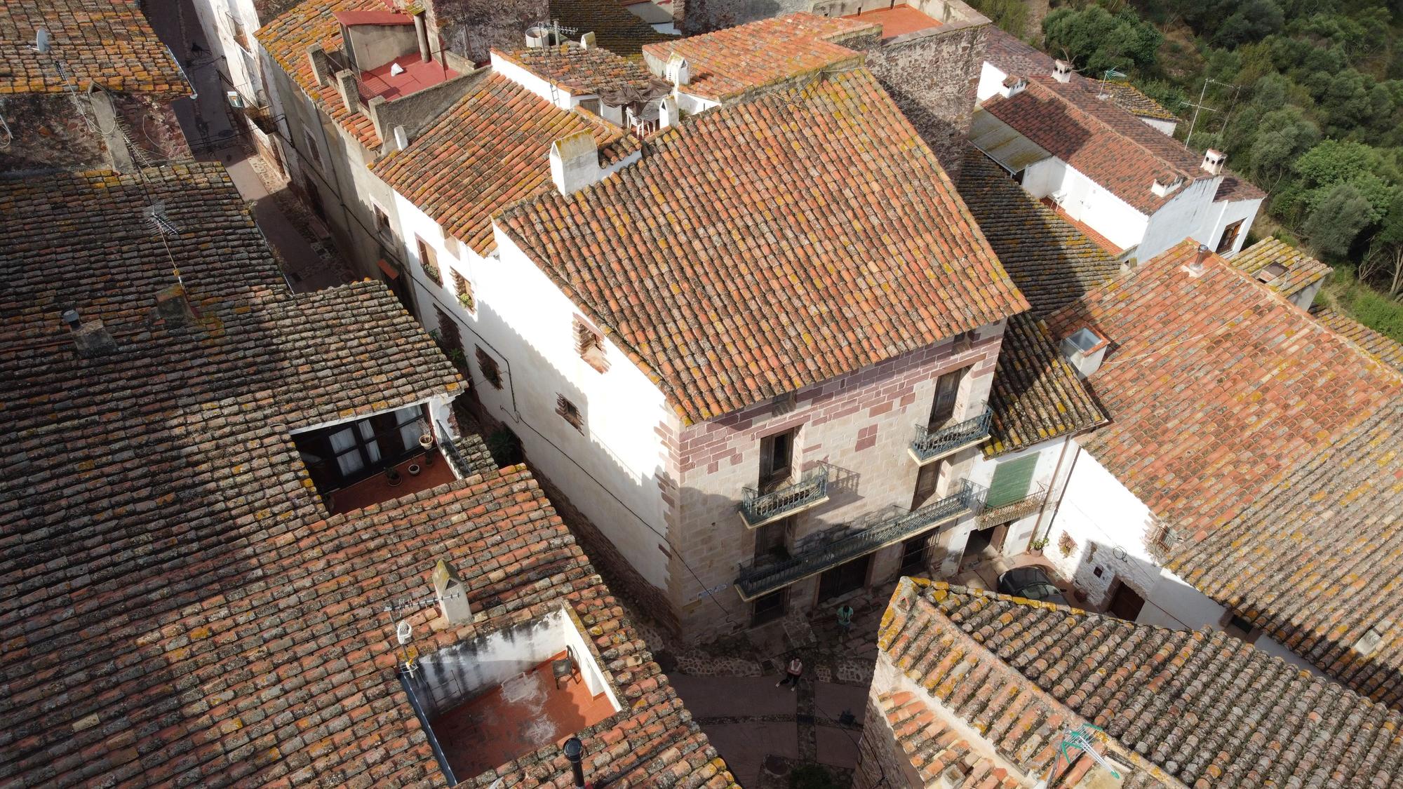 Imagen aérea de la Casa Rosales, en Vilafamés.