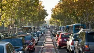 Ya ha entrado en vigor: La DGT cambia las normas para las motos en los atascos y ya pueden circular por el arcén, pero con estas ocho condiciones