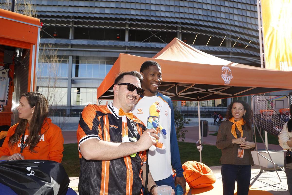 Algunos jugadores del Valencia Basket se pasan por la Fan Zone taronja