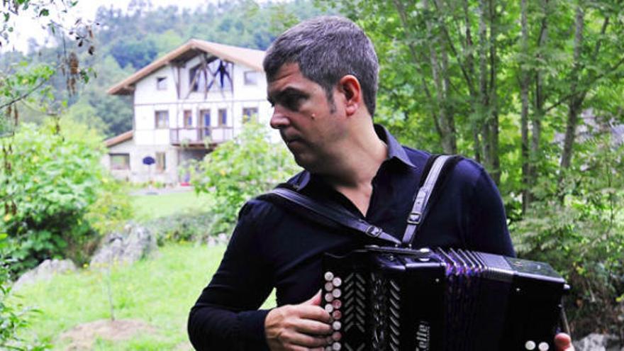 Kepa Junkera junto a la trikitixa en su casa de Urdaibai.