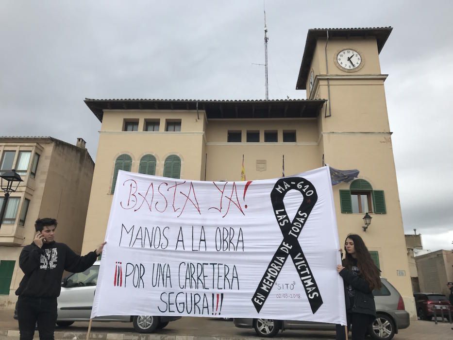 Cerca de cien personas reclaman la mejora urgente de la carretera ses Salines-Colònia de Sant Jordi