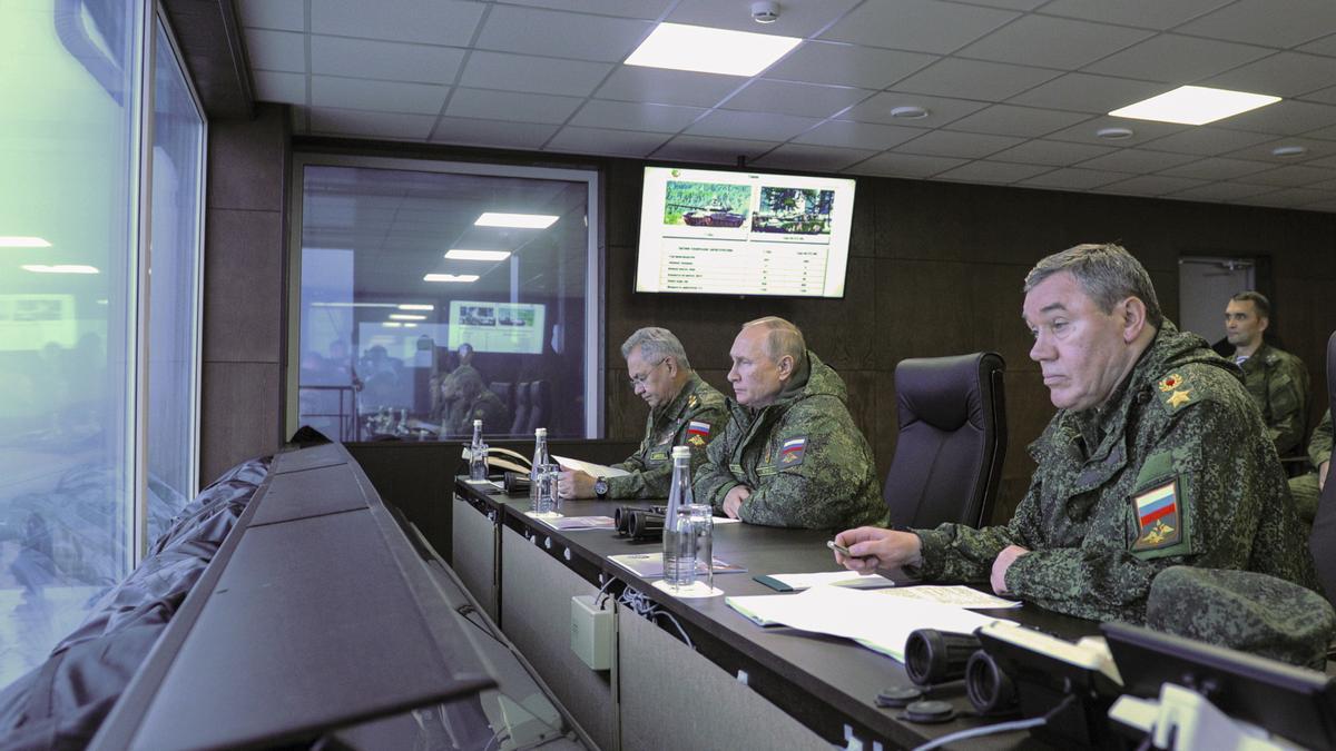 Valeri Guerásimov junto a Vladimir Putin.