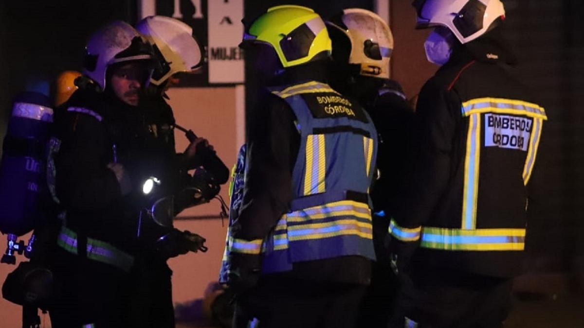 Bomberos de Córdoba durante una intervención, en una imagen de archivo.