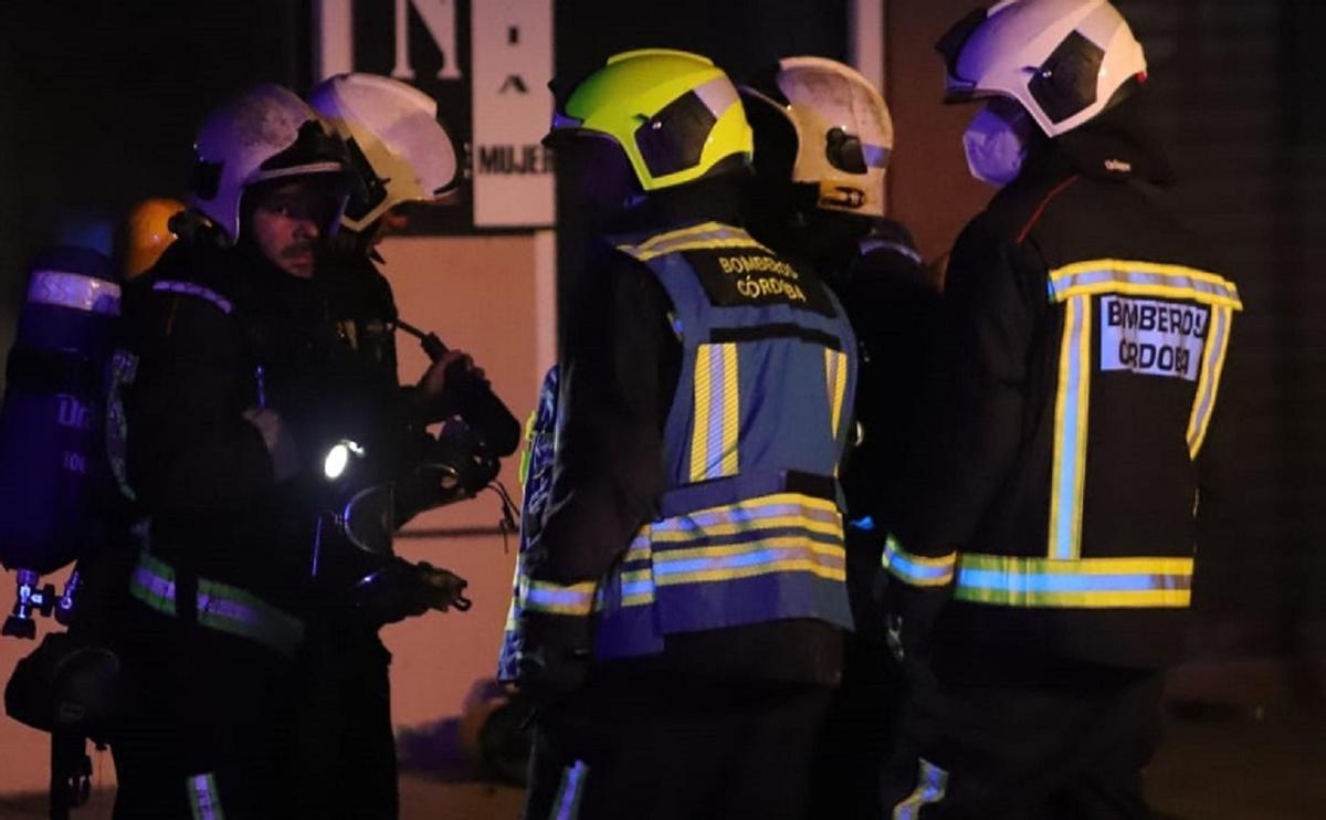 Bomberos de Córdoba durante una intervención, en una imagen de archivo.