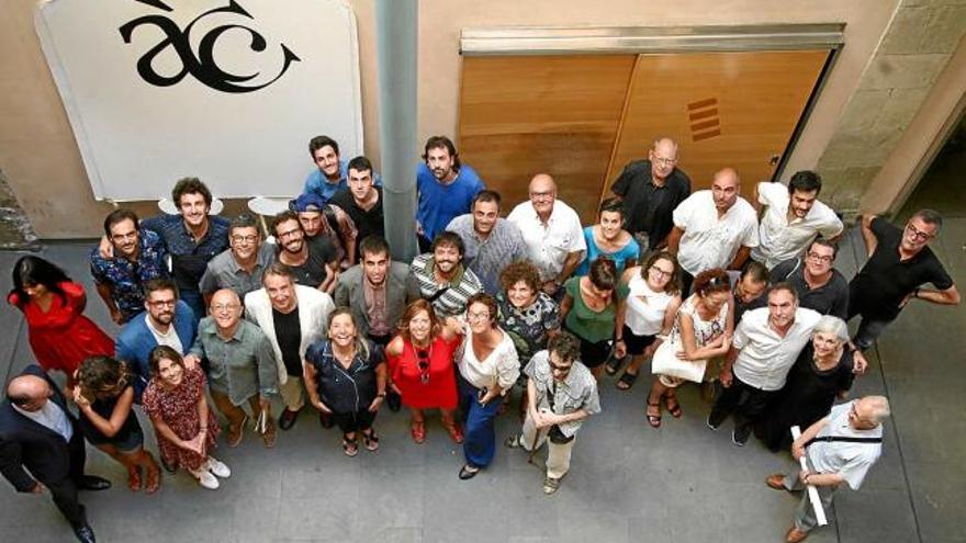 Foto de grup amb actors, directors i productors dels films, la presidenta de l&#039;Acadèmia i representants polítics