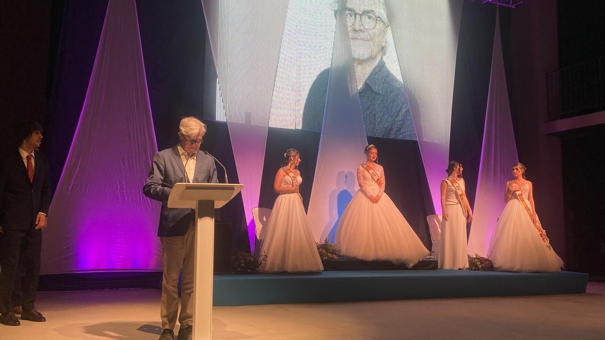 El &#039;mantenidor&#039; de la Regina y Corte de Honor en la presentación de las fiestas fue el director del Palau de la Música, Vicent Ros Peydró.