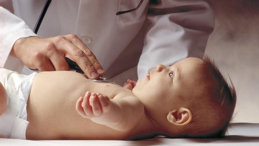 Un pediatra atiende a un bebé