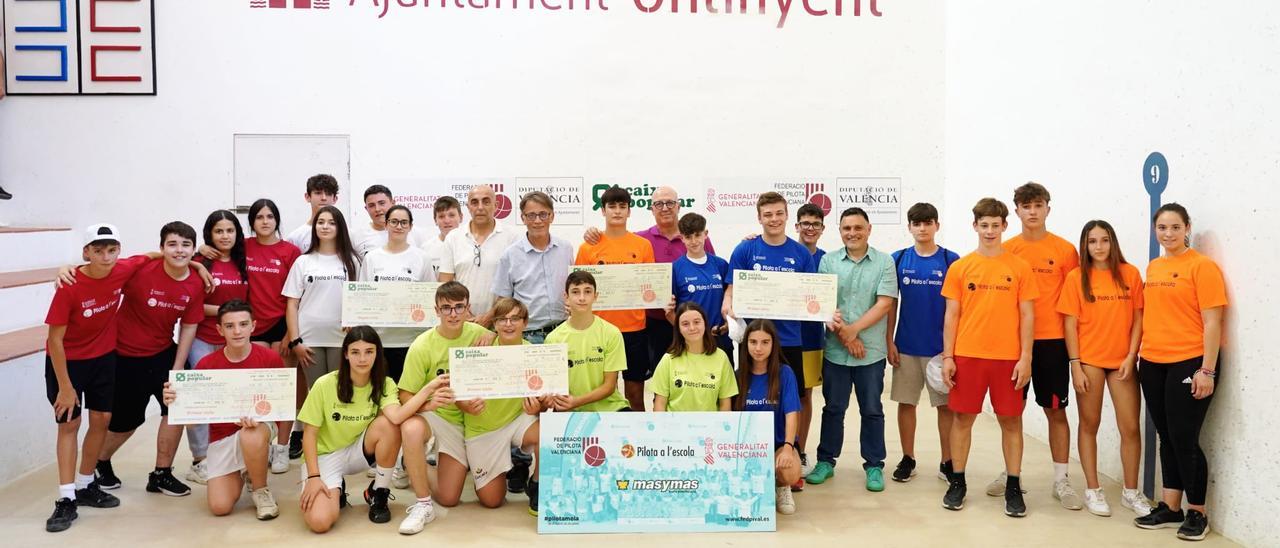 Participantes en la final de Secundaria de Pilota a l&#039;Escola en Ontinyent.