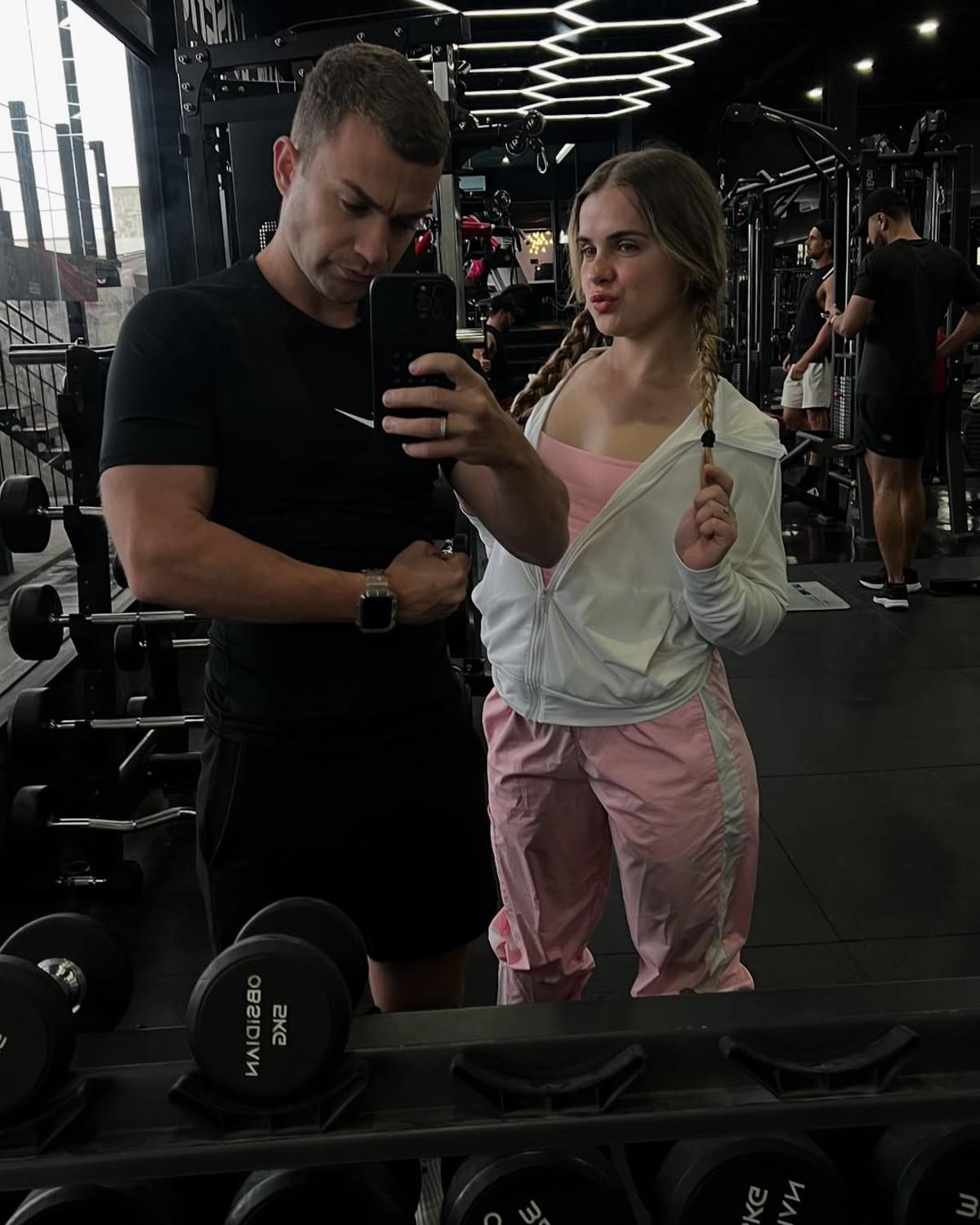 Marina Rivers con su pareja en un gym