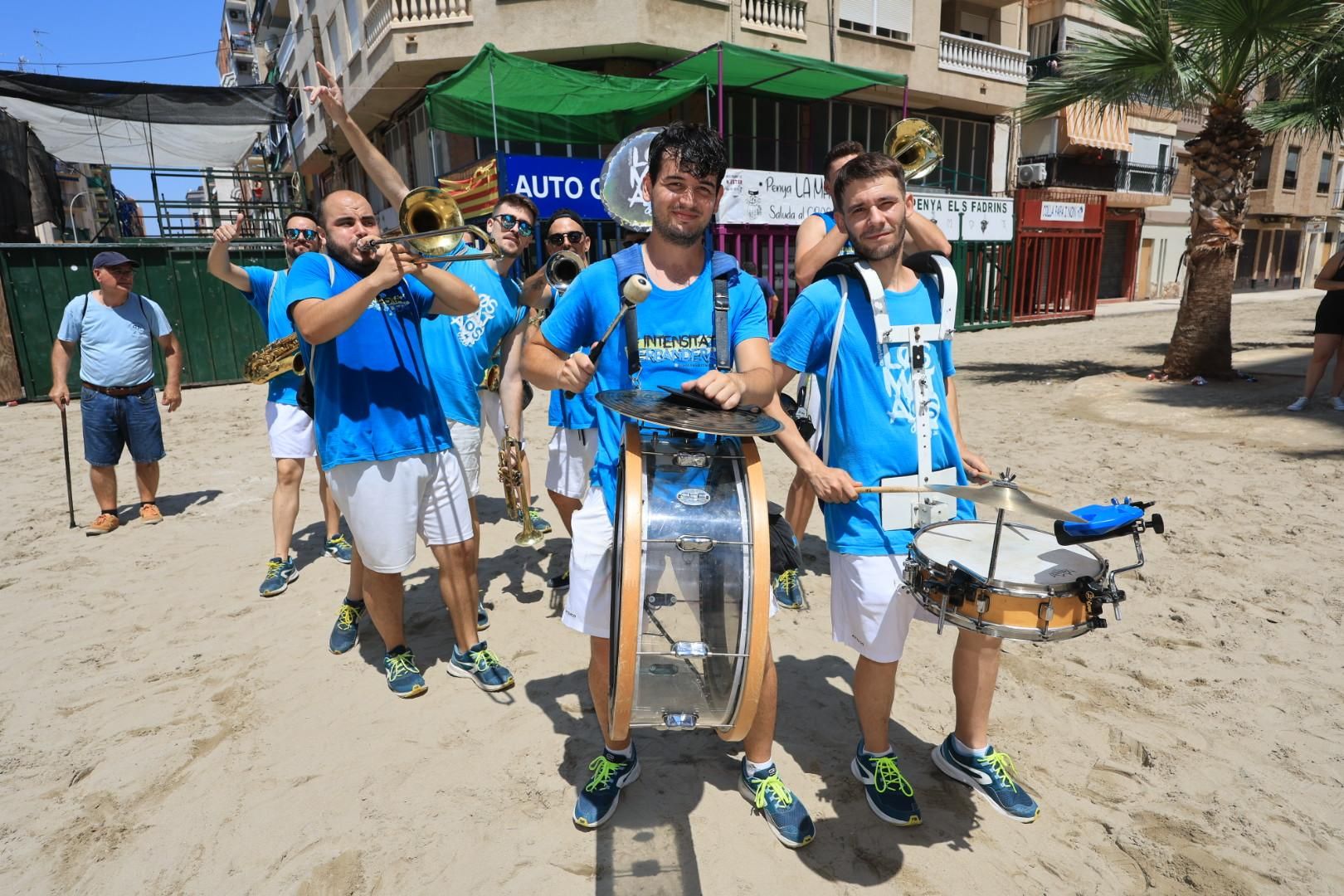 Las collas llenan de color las calles del Grau por Sant Pere
