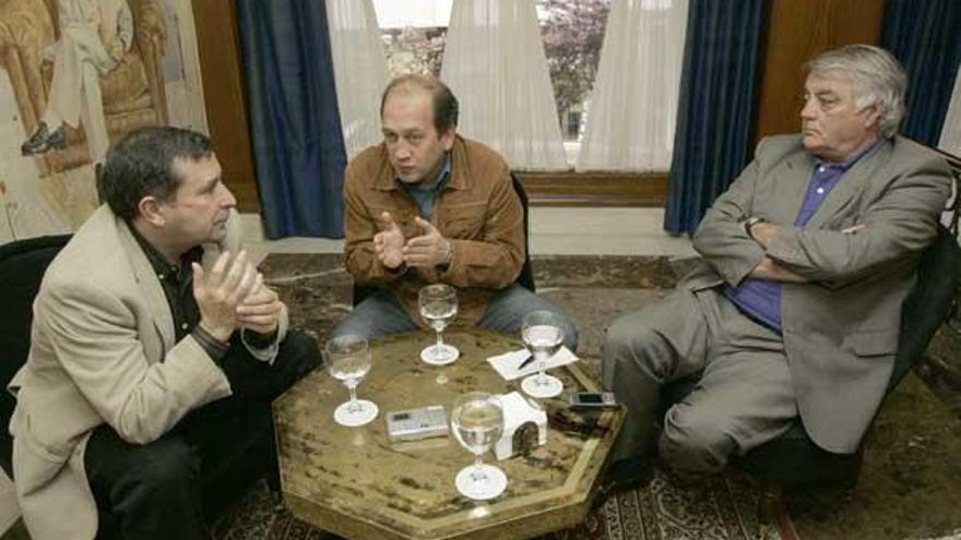 De izquierda a derecha: Manuel Ruiz Rivas, Xaquín Fernández Leiceaga y Pablo González Mariñas.