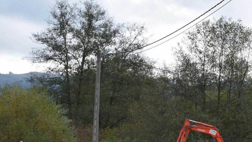 Autoridades y vecinos, ayer, en las obras en Granda.