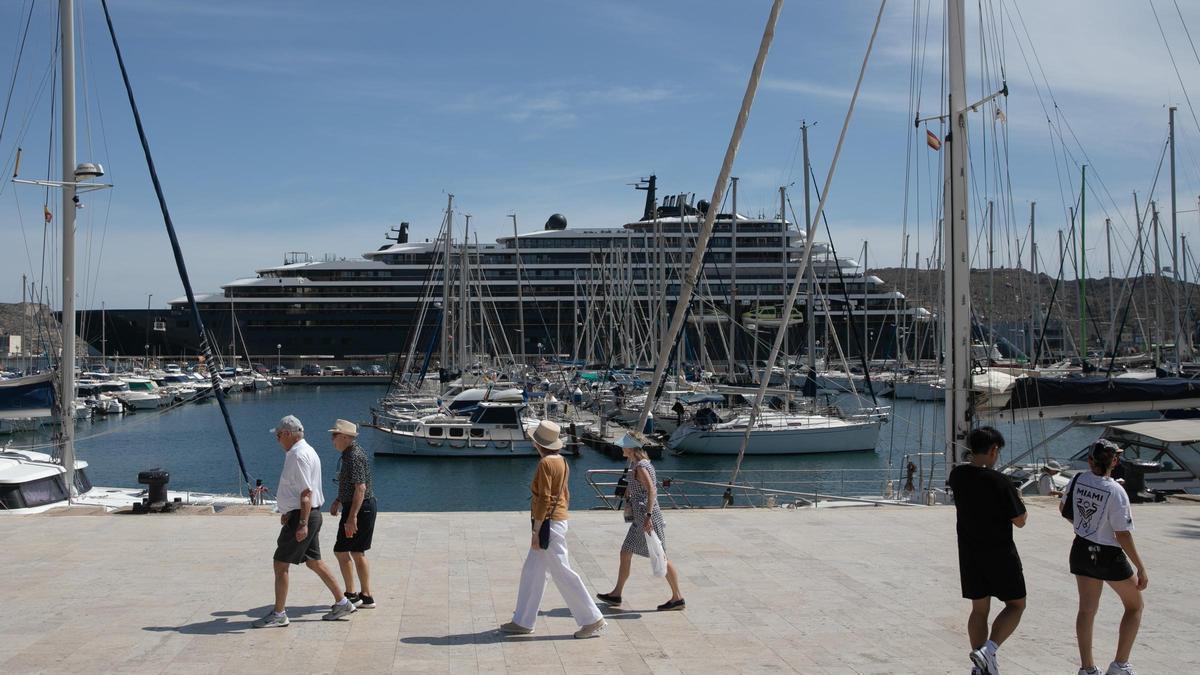 Turistas paean por el Puerto de Cartagena.