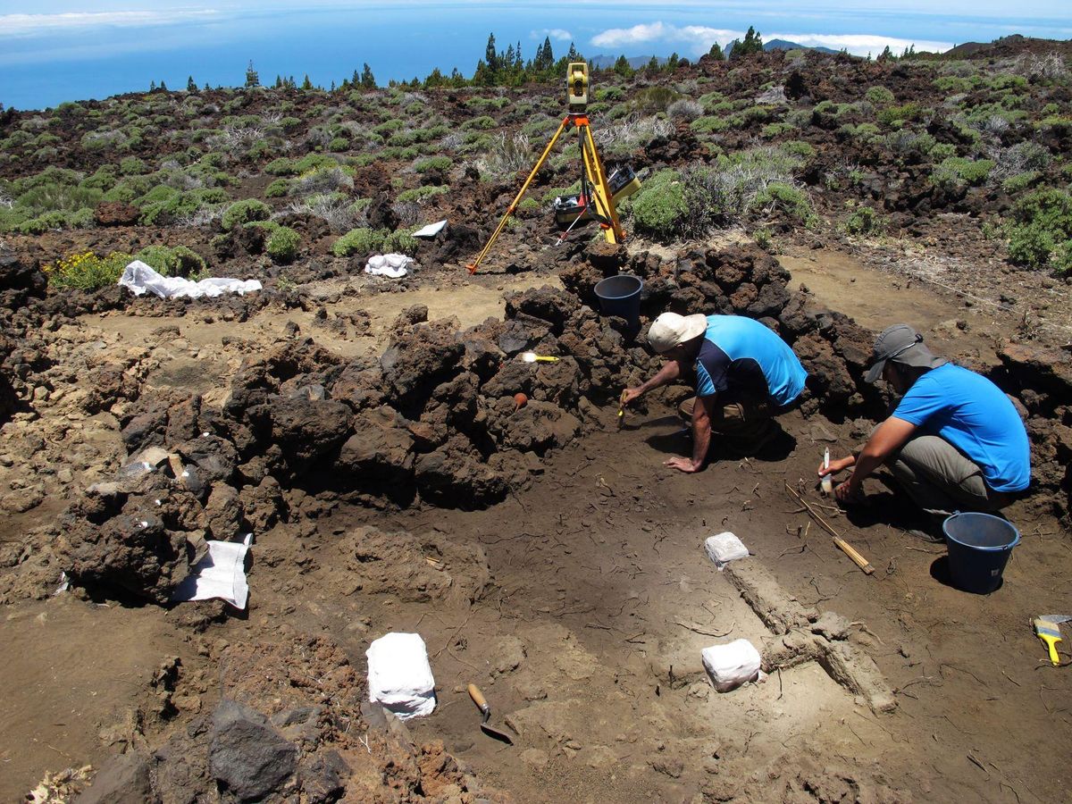 Archaeological survey in the Teide National Park supported by the Government of the Canary Islands.