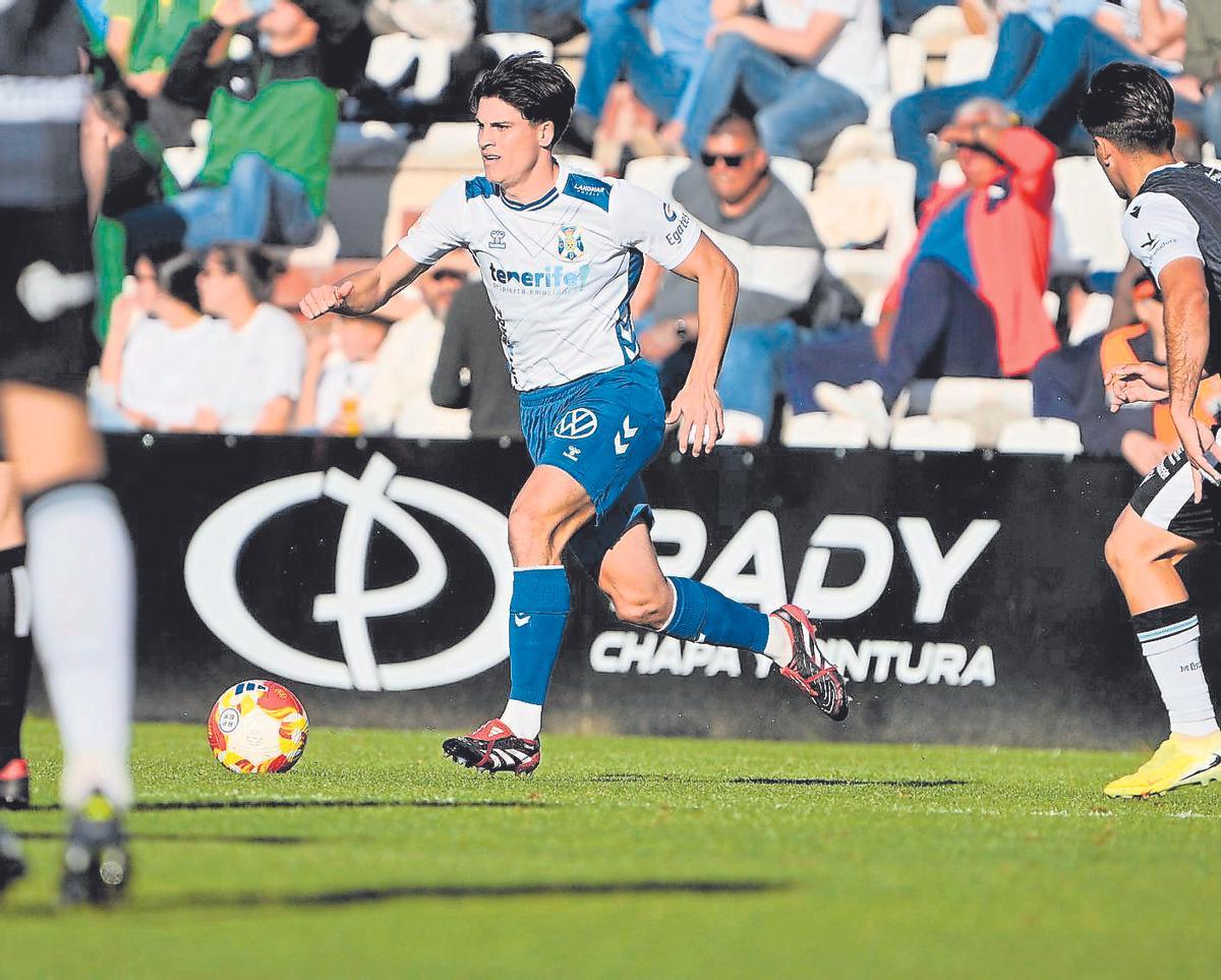 Juanjo Sánchez, con el balón durante el partido de Mérida.