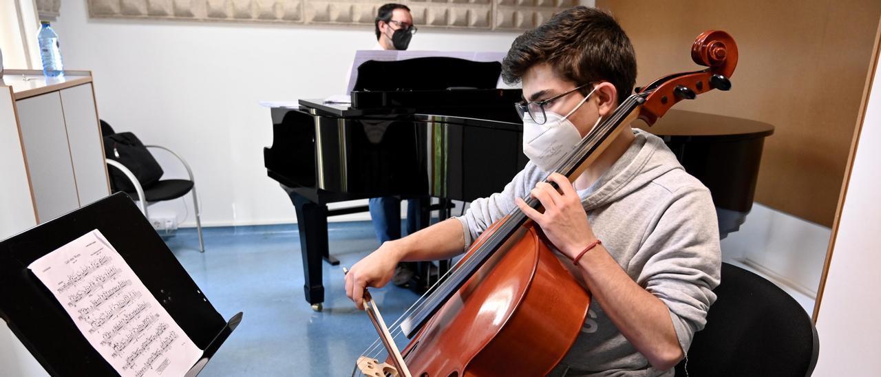 Un alumno practica con el violonchelo/ Rafa Vázquez