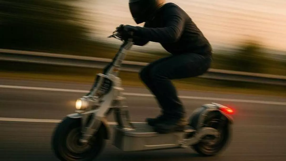 Este patinete eléctrico alcanza los 160 km/h y tiene casi 300 kilómetros de autonomía