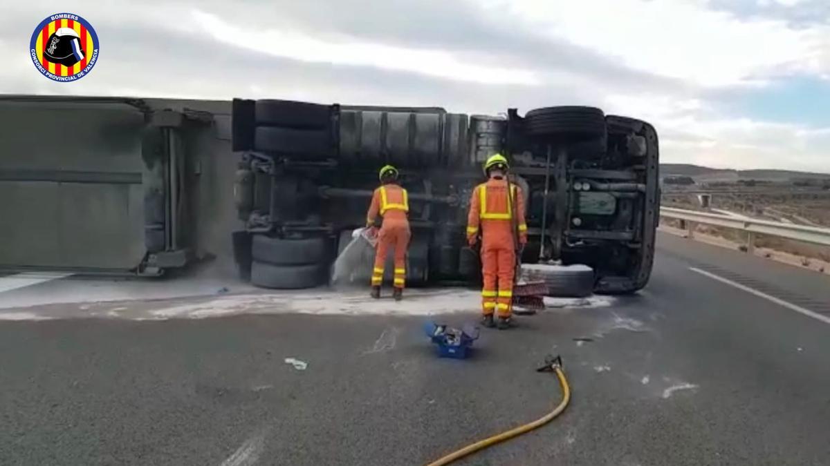 Un accidente de un camión en la Font de la Figuera obliga a cortar el tráfico en la A-33