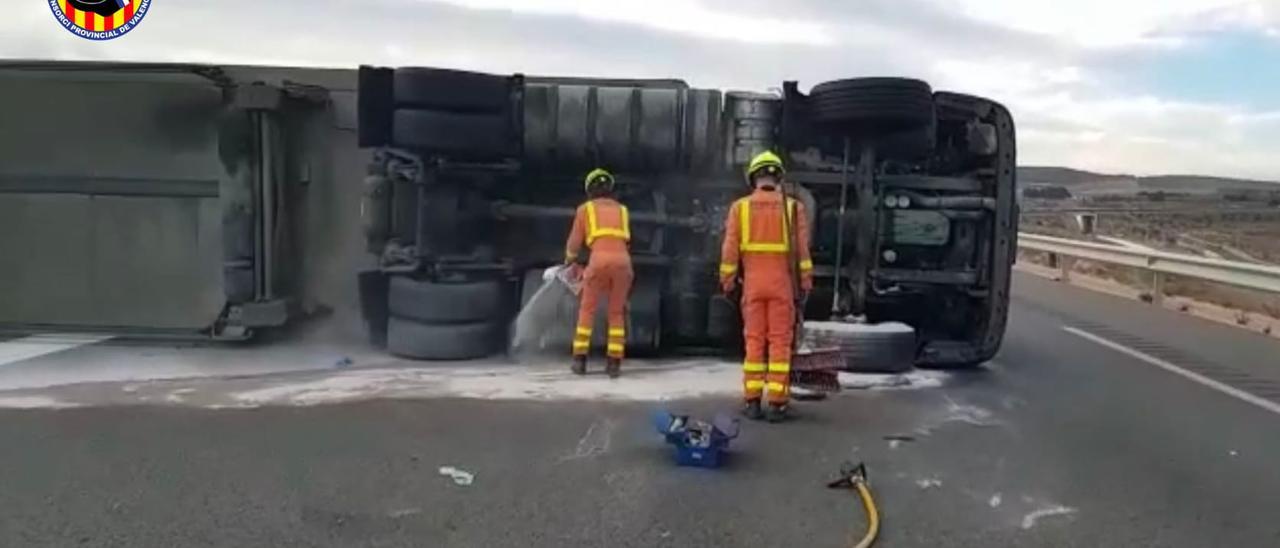 Un accidente de un camión en la Font de la Figuera obliga a cortar el tráfico en la A-33