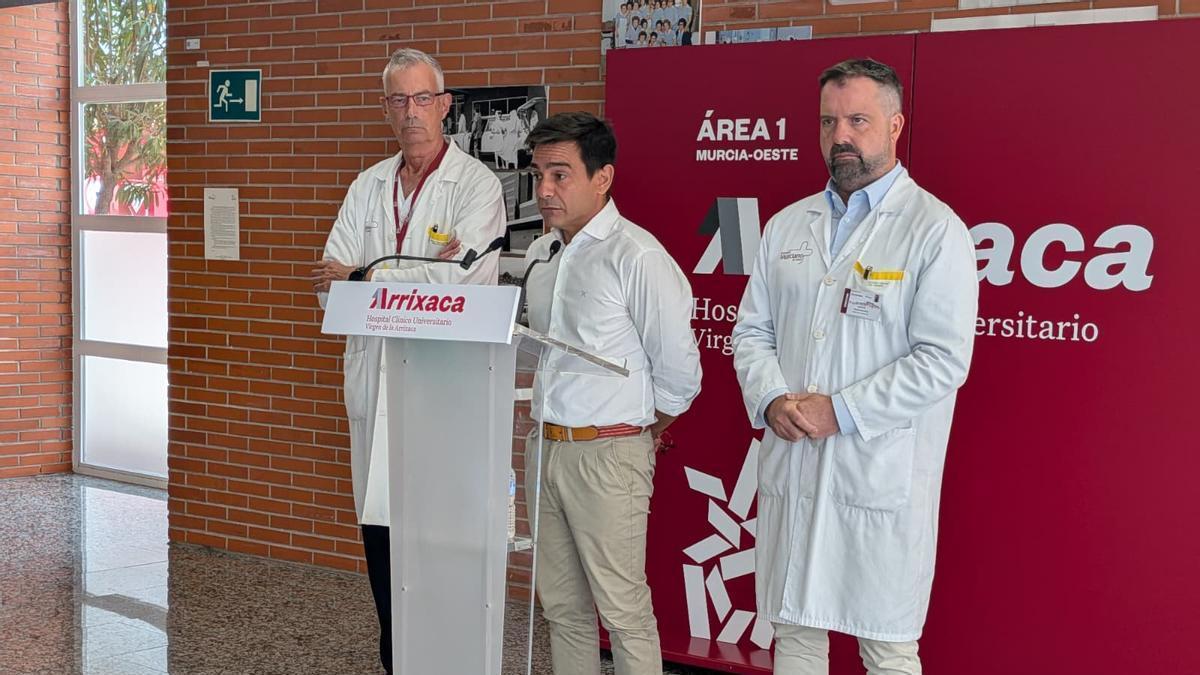 Leando Llopis compareció este viernes en la Arrixaca junto a Amancio Marín y Carlos Pérez-Crespo.