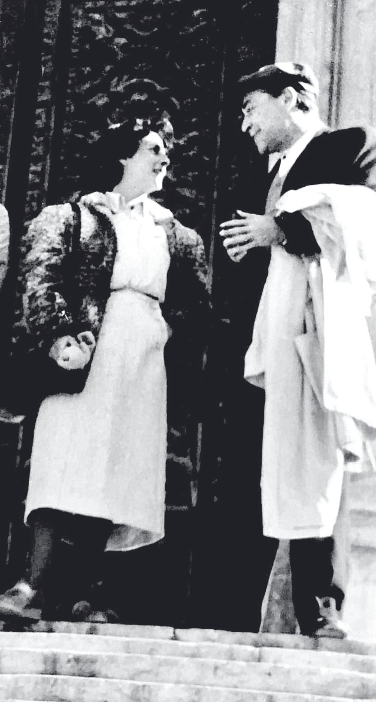 Lilian Hirsch i Josep Pla davant la porta de la Catedral de Girona el 1948.