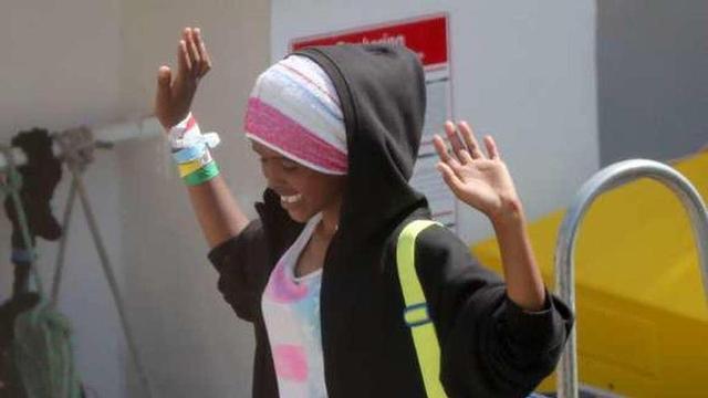 Una migrante del "Aquarius" desembarca en el puerto de La Valeta.