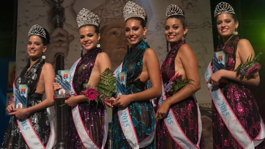 De izquierda a derecha, Nicoleta Stefan (Miss Simpatía), Carmen Cabrera (Miss Elegancia) y Chabelis Tito (Miss Fotogenia), anoche, en el recinto ferial de Arrecife. Las acompaña el concejal de Festejos, Zebensuí Rodríguez.