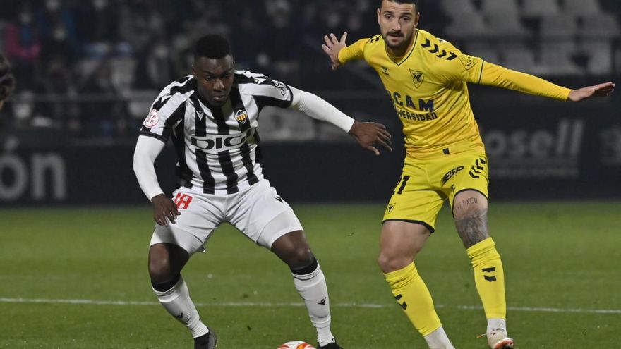 Koné disputa el balón ante Rubén Mesa.