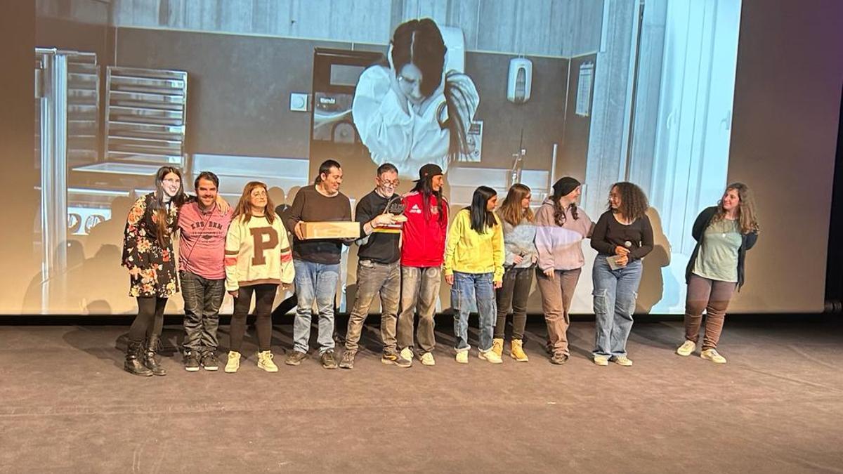 Membres de La Pinya recollint el premi al CaixaForum, ahir