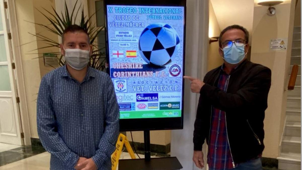 Hipólito Gómez y Francisco Pardo presentan el X Trofeo Internacional de fútbol veterano Ciudad de Vélez-Málaga.