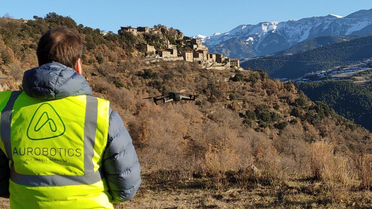 Un pilot de drons d’Aurobotics enlaira un aparell a la zona d’Aristot i Castellnou