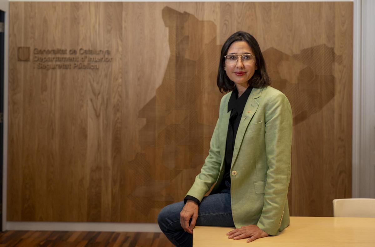 Barcelona. 02.10.2026. Sociedad La consellera de Interior y Seguridad de la Generalitat, Núria Parlon, fotografiada en su despacho de la sede del departamento de Seguridad y Seguridad Pública.