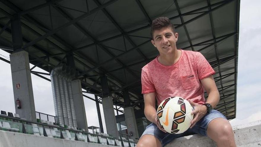 El centrocampista del Real Betis, Portillo, posa en las instalaciones del conjunto verdiblanco.