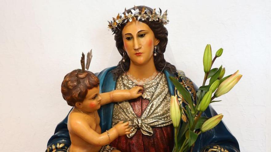 Imagen de la Virgen de A Xunqueira con la diadema de flores