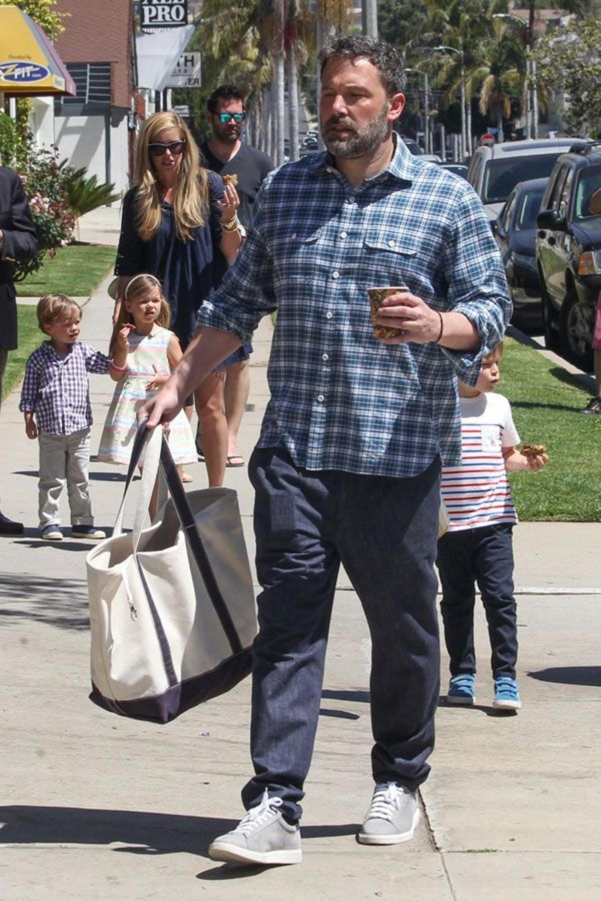 Ben Affleck junto a su familia y un nuevo rostro