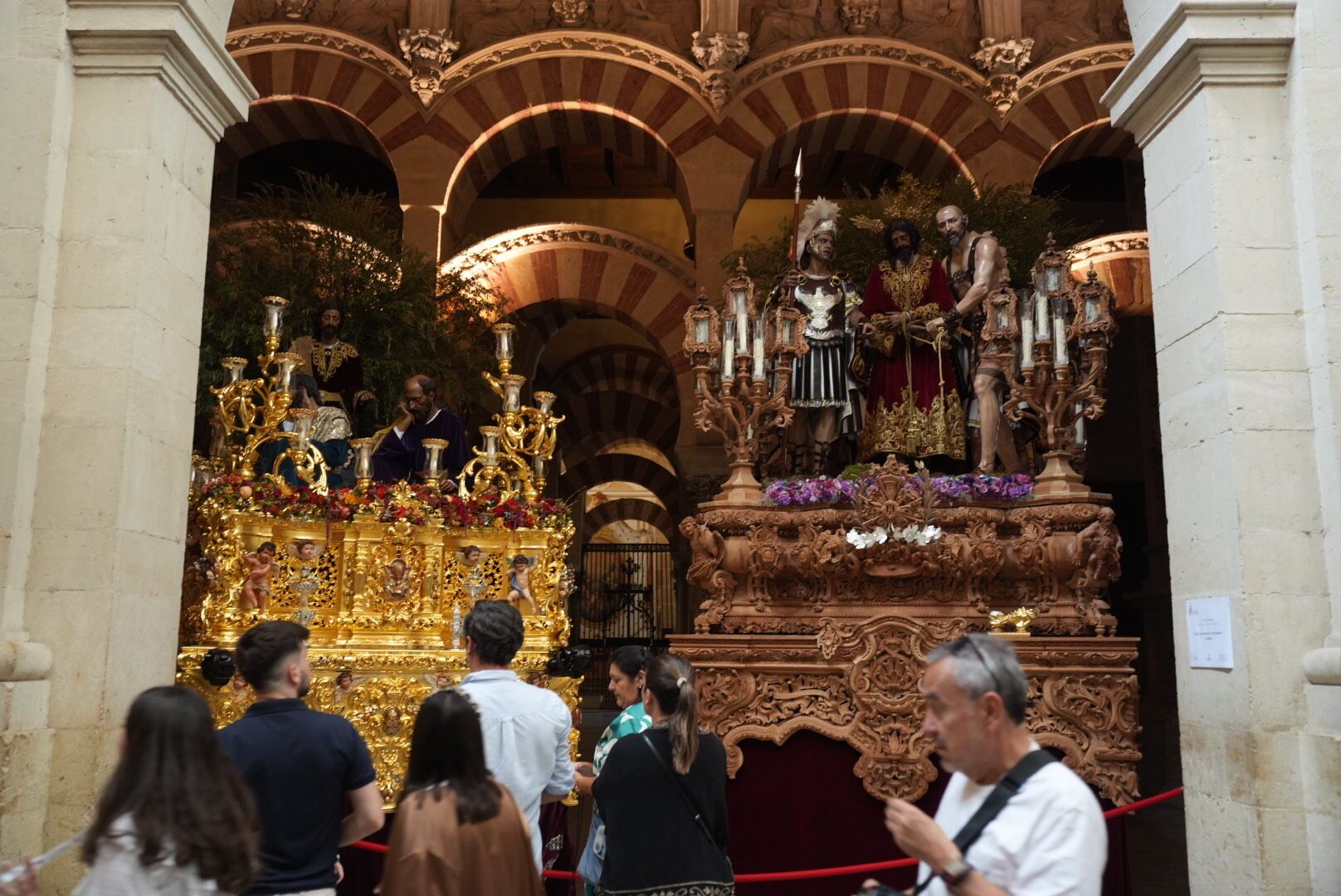 La imágenes del Magno Vía Crucis expuestas en la Mezquita Catedral