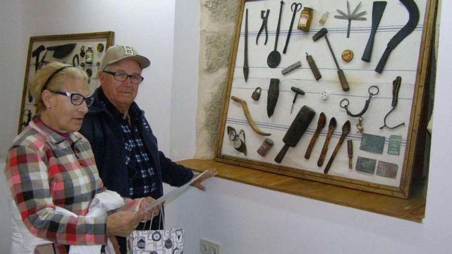 Dos personas observan las herramientas expuestas en la Casa del Parque de Fermoselle.